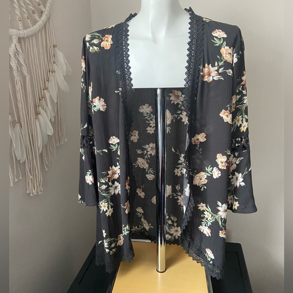 Maurice’s Black Floral Kimono Size XSmall - Picture 1 of 7